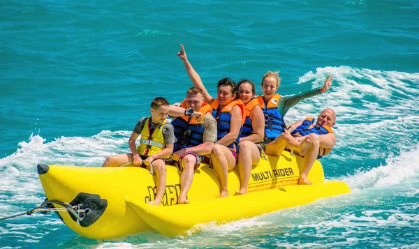 El Gouna / Mısır - 11 Nisan 2015: Deniz eğlencesi, mutlu insanlar ri