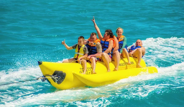 El Gouna / Mısır - 11 Nisan 2015: Deniz eğlencesi, mutlu insanlar ri