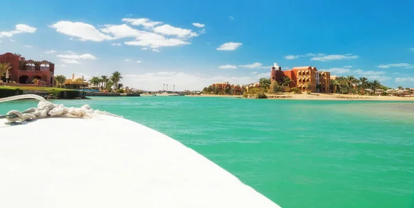 Canales, edificios y equipamiento del resort El Gouna. Egipto — Foto de Stock