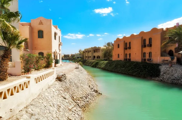 Kanaler, byggnader och resort utrustning på El Gouna resort. Egypten — Stockfoto