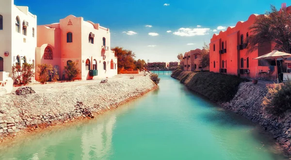 Kanaler, byggnader och resort utrustning på El Gouna resort. Egypten — Stockfoto