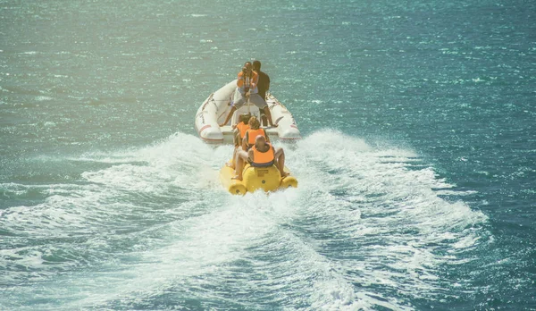 Gouna Ägypten April 2015 Meeresattraktion Glückliche Menschen Auf Dem Schlauchboot — Stockfoto