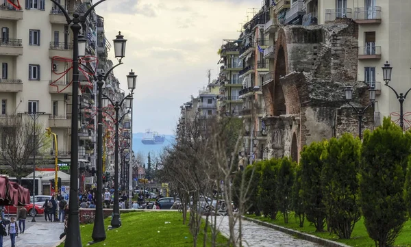 Salónica, Grecia - 26 de marzo de 2017: Gente caminando cerca de la E — Foto de Stock