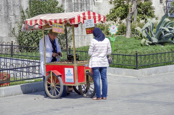 Istanbul - 9 Nisan 2014: Tanımlanamayan Türk adam satıyor, İstanbul 'un sokaklarda'deki geleneksel kavrulmuş kestane