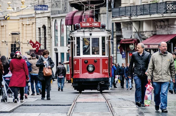 Vieux tramway à Istanbul (route Taksim - tunnel) en avril 2014 — Photo