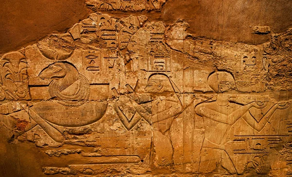 Starověkého hieroglyfy na zeď, chrám Karnak, — Stock fotografie
