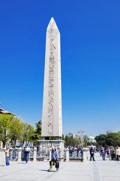 L'Obélisque de Théodose à Istanbul, Turquie. C'est l'obélisque égyptien antique de Pharaon Tutmoses III réérigé par l'empereur romain Théodose Ier au 4ème siècle — Photo
