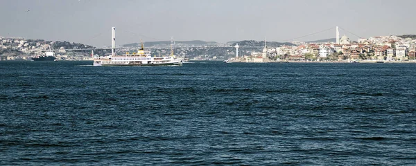 伊斯坦布尔的博斯普鲁斯海峡交通 — 图库照片