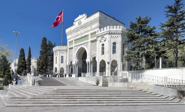 Istanbul Turquia Abril Pessoas Frente Prédio Universidade Istambul Istambul Turquia — Fotografia de Stock