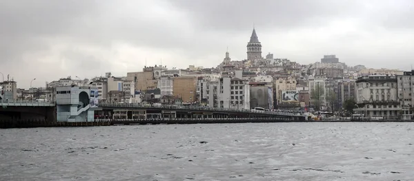İstanbul, Türkiye - 11 Nisan: Görünümü Galata Köprüsü ve Galata Kulesi üzerinde 11 Nisan 2014