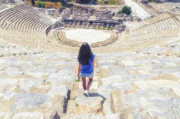 Giovane Viaggiatrice Sul Retro Famoso Grande Teatro Efeso Concetto Viaggio — Foto Stock