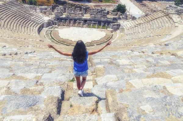 Una joven viajera atrás. Famoso El Gran Teatro de Efesios —  Fotos de Stock