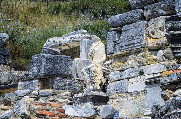 Uma estátua no Templo de Adriano de Éfeso Cidade Antiga — Fotografia de Stock