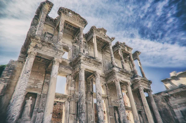 De voorgevel en de binnenplaats van de bibliotheek van Celsus in Ephes — Stockfoto