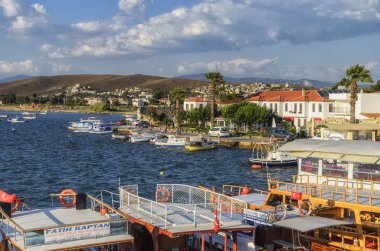 Sığacık, Türkiye - 20 Haziran 2017: Sığacık şehir manzaralı Kalesi:.