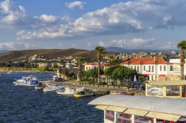 Sığacık, Türkiye - 20 Haziran 2017: Sığacık şehir manzaralı Kalesi:.