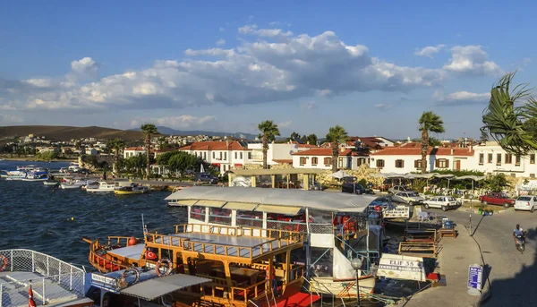 Sığacık, Türkiye - 20 Haziran 2017: Sığacık şehir manzaralı Castle. Sığacık küçük tarihsel Izmir köydür.