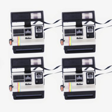 Beyaz bir arka plan üzerinde izole vintage anında film kamera