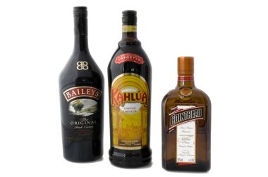 Moskova, Rusya - 17 Nisan 2015: Şişe kahve likörü Kahlua, Üçlü sn Cointreau ve Bailey's İrlandalı krem, hangi parçalar eşit B-52 kokteyl, genellikle içinde katmanlı atış cam servis formu.