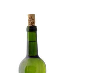 İzole yeşil şişe şarap