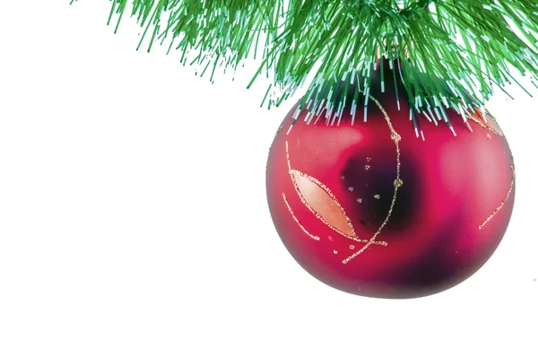 Rote Kugel Auf Dem Weihnachtsbaum — Stockfoto