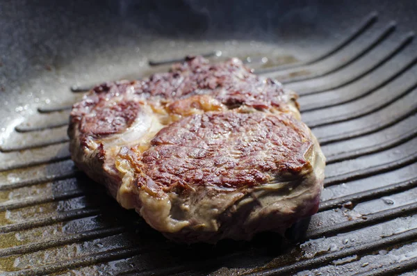Lezzetli biftek. Arka plan üzerinde nesne