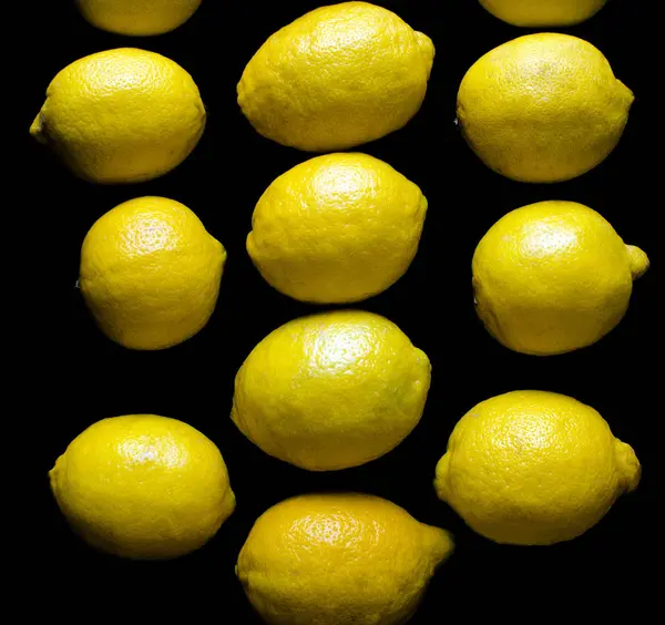 Limoni Isolati Nero — Foto Stock