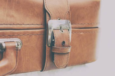 Gri arka plan üzerinde izole seyahat için eski çanta