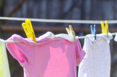 Güneşte kurutma bebek giysileri