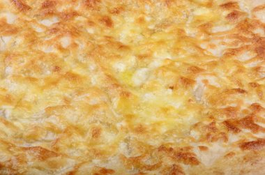 Khachapuri, beyaz arka plan üzerinde izole. Khachapuri Gürcistan'daki bir ulusal un yemektir.