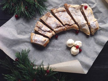 Çilekli ve çikolatalı pasta.