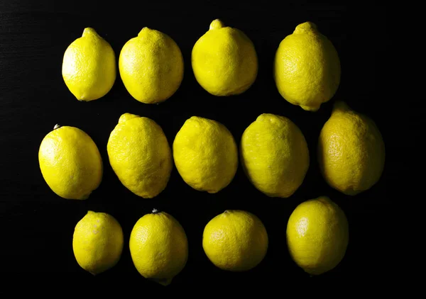 Zitronen Isoliert Auf Schwarz — Stockfoto