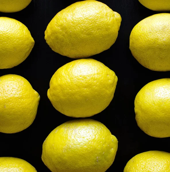 Limoni Isolati Nero — Foto Stock