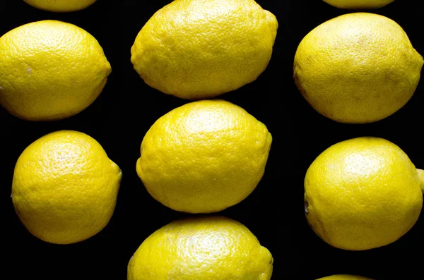 Limoni Isolati Nero — Foto Stock