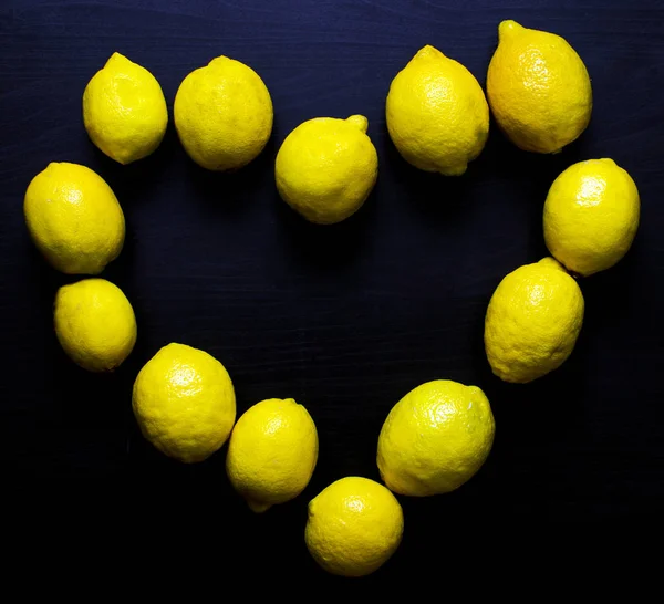 Limoni Isolati Nero — Foto Stock