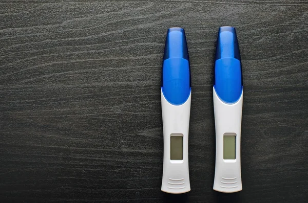Isoliert Auf Schwarzem Schwangerschaftstest — Stockfoto