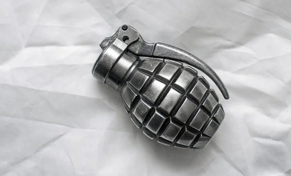 白で隔離隔離された手榴弾 — ストック写真