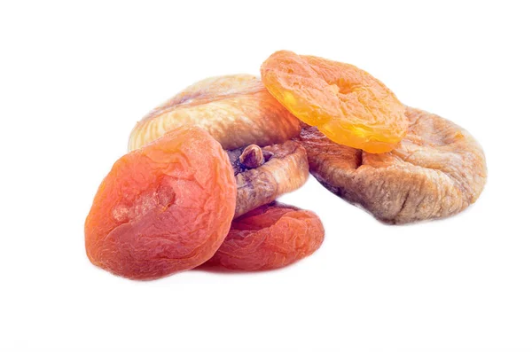Abricots secs et figues isolés sur fond blanc — Photo