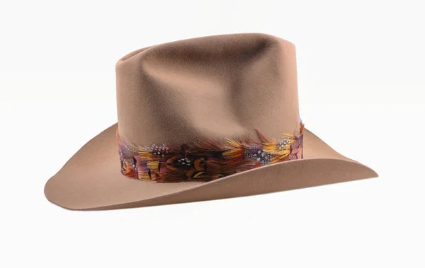 Beyaz arka plan üzerinde izole tüy ile kahverengi kovboy şapkası — Stok fotoğraf
