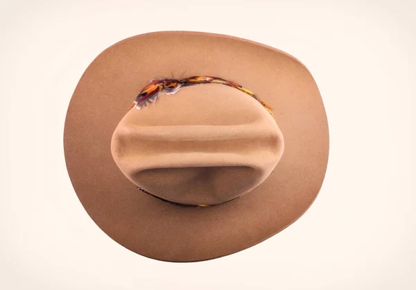 Hnědá kovbojský klobouk s peří — Stock fotografie