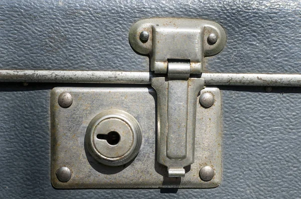 Uma fechadura da mala cinzenta vintage — Fotografia de Stock