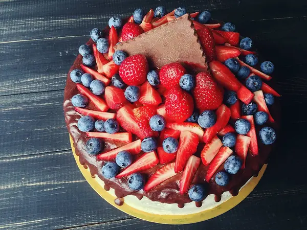 Çilekli ve çikolatalı pasta.