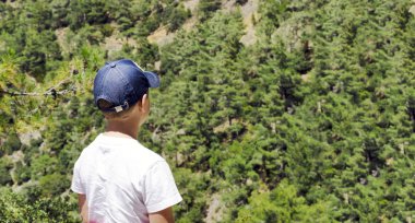 Genç bir çocuk dört gözle