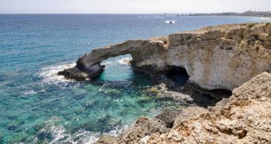 Kıbrıs. Sevgi köprüsü