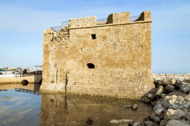 Eski kale Akdeniz kıyısında. Paphos, Kıbrıs.