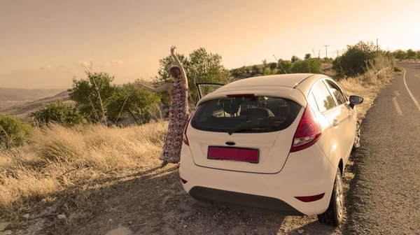 キプロスでの車の近くの若い女性 — ストック写真