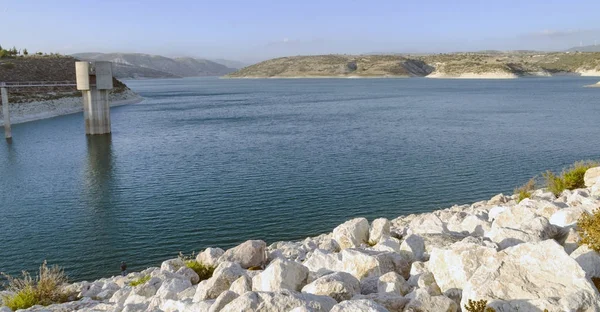 The dam and the lake in Cyprus — Stock Photo, Image