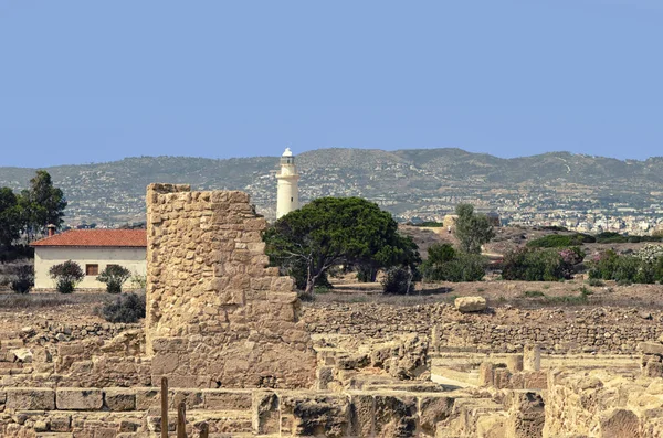 Bílý Maják Pozadí Hor Starodávné Ruiny Archeologickém Parku Paphos Kypr — Stock fotografie