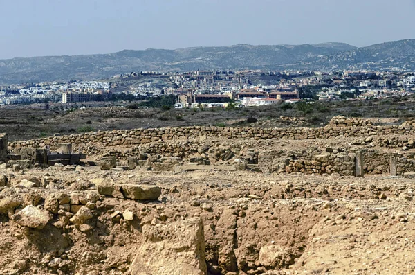 Farol Branco Fundo Montanhas Ruínas Antigas Parque Arqueológico Paphos Chipre — Fotografia de Stock