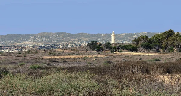 Fehér Világítótorony Háttérben Hegyek Ősi Romok Régészeti Park Paphos Ciprus — Stock Fotó